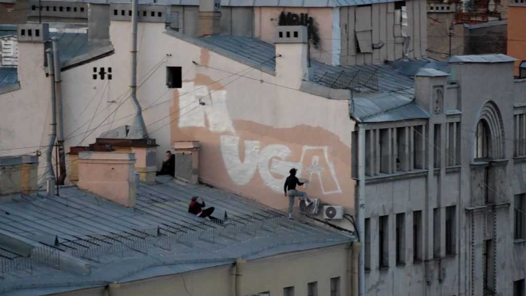 Lokale Graffiti Künstler über den Dächern der Stadt