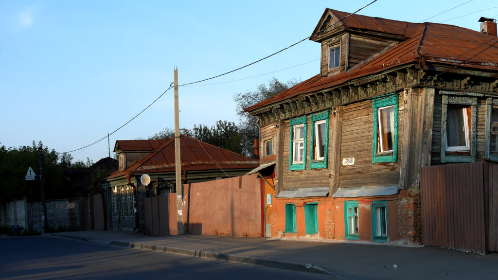 Einige kleine Holzhäuser in Nischni Novgorod