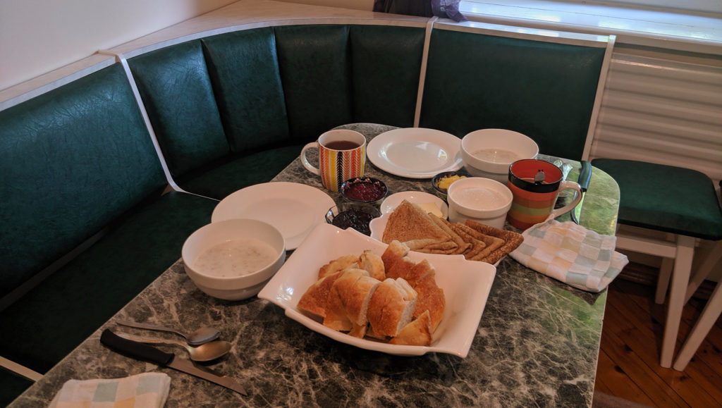 Typisches Frühstück im kirgisischen Homestay: Milchporridge, Blinis, Brot, selbstgemachte Marmelade und Tee