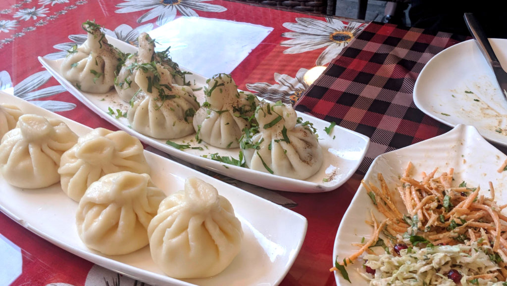 Die georgischen Teigtaschen mit Pilzen und Käse und unser großartiger halb-gegessener Vorspeisen Salat mit Nusssoße