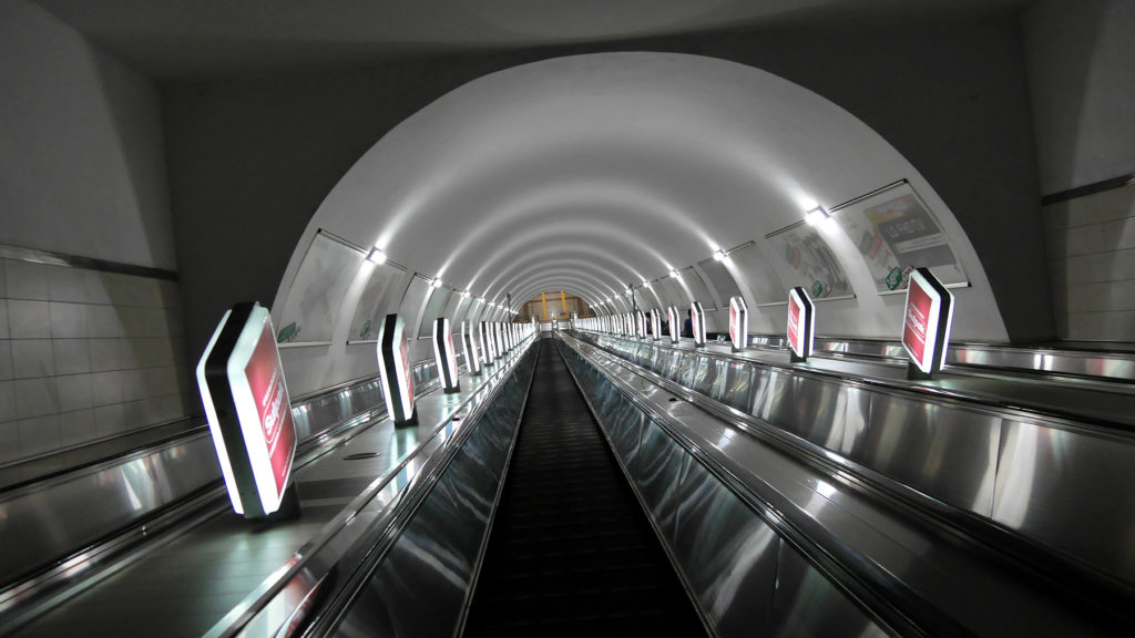 Einzige U-Bahn-Linie in Almaty - kurze Strecke, tiefe Tunnel!