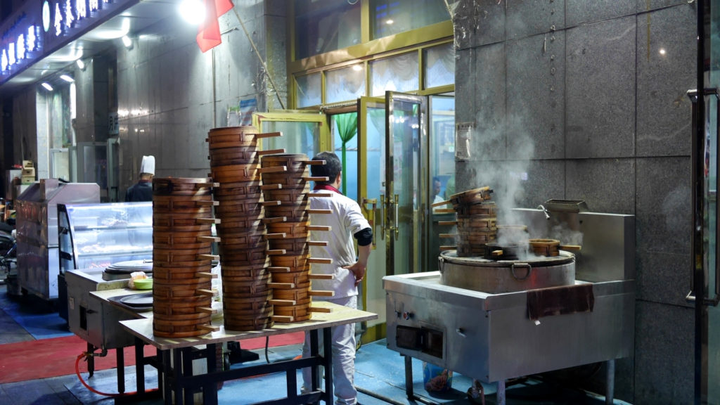 There are many steam kitchens on the streets