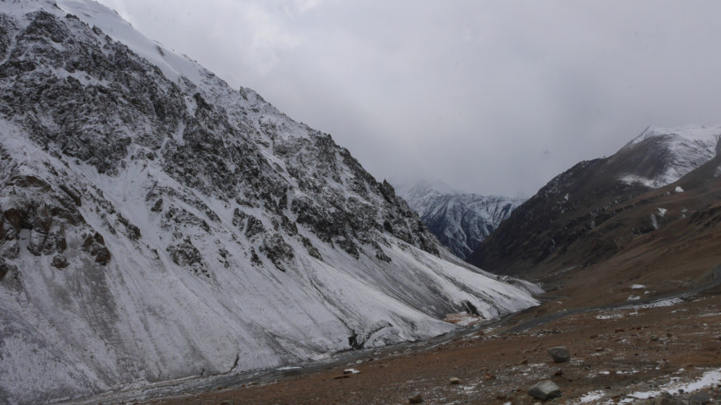 Einige der Berge am denen wir vorbei fuhren gehören zu den höchsten der Welt