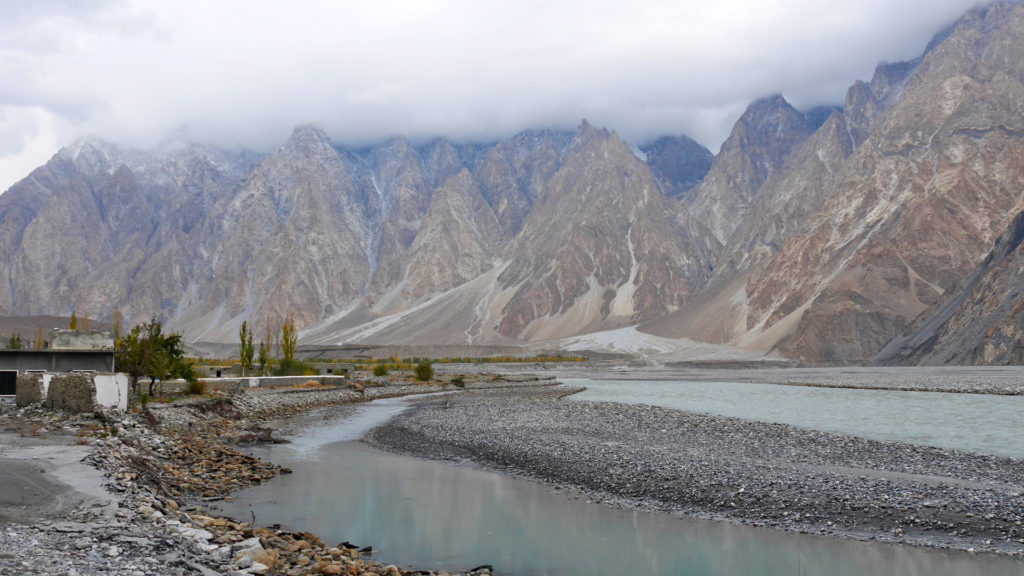 Passu Catherdal Hunza-joen takana