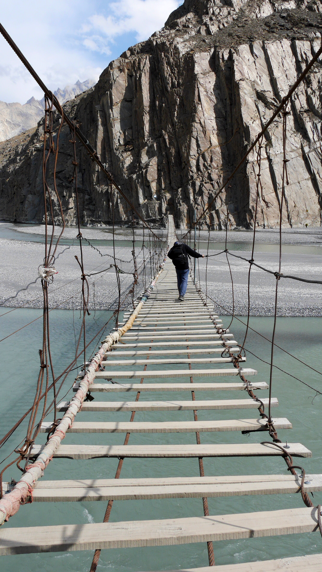 Beim überqueren der Hussaini Brücke