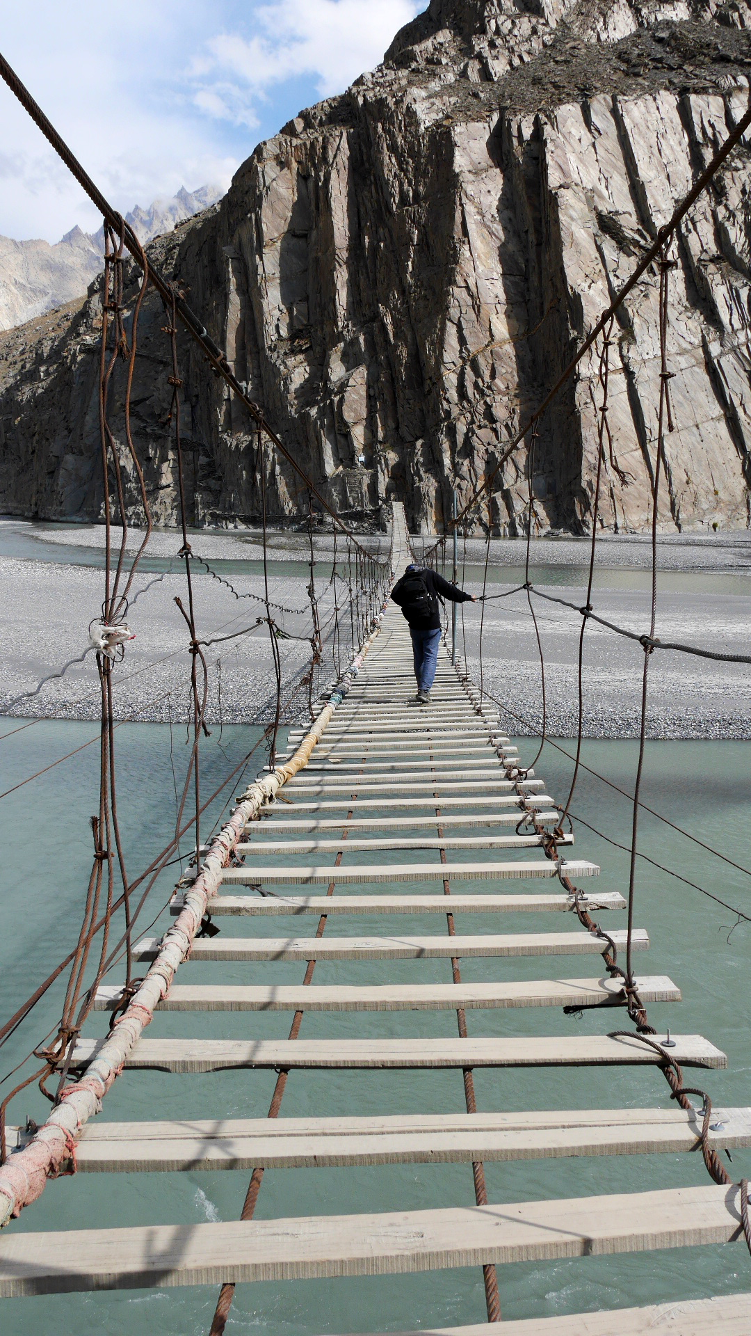 Seri crossing the Hussaini Bridge