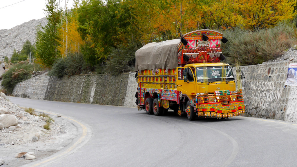 Einer der ersten psychodelischen Pakistani-Trucks die wir sahen