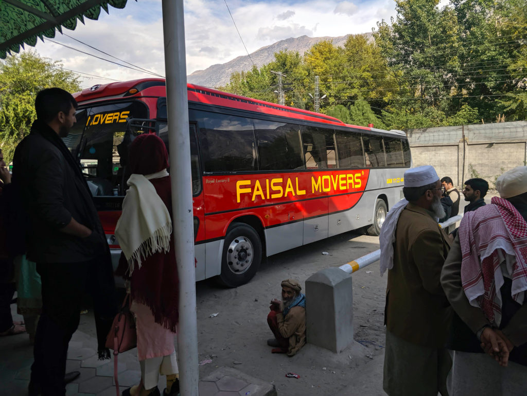 Faisal Movers Bus während einer Essenspause