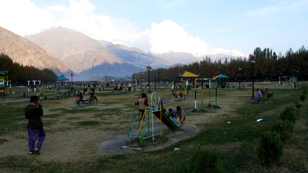 Jamil brachte uns zu diesem riesigen Spielplatz