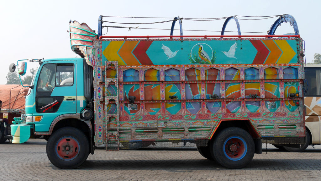 Nachdem wir den Karakorum Highway verlassen hatten, war das einer der letzten bunten Trucks die wir sahen