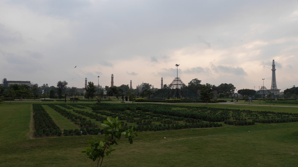 Eiffelturm von Lahore (rechts) im Iqbal Park