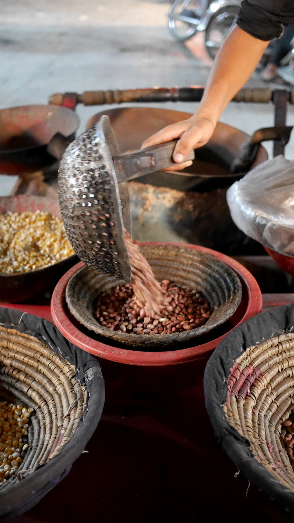 Peanuts, corn and lentils roasted in salt