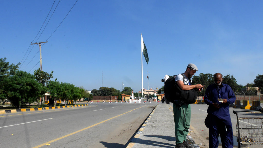 Viimeisten pakistanin rupioiden vaihtopuuhissa