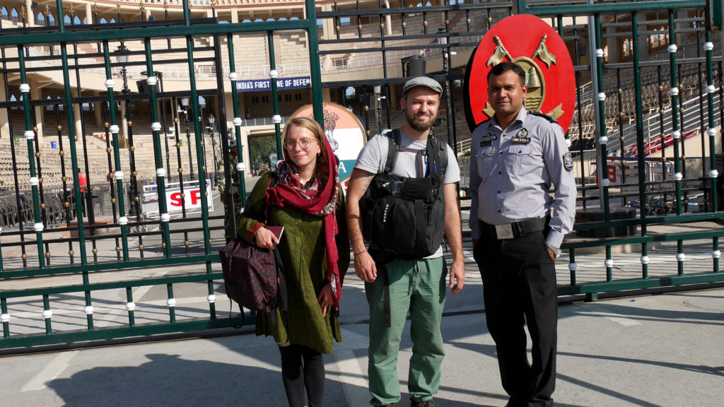 Gemeinsam mit dem freundlichen Grenzbeamten