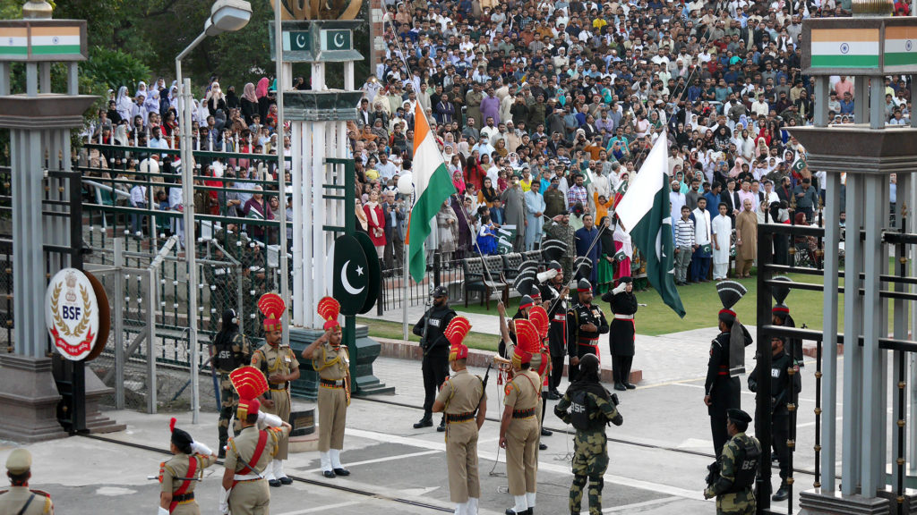 Lowering the two nations‘ flags at the same time