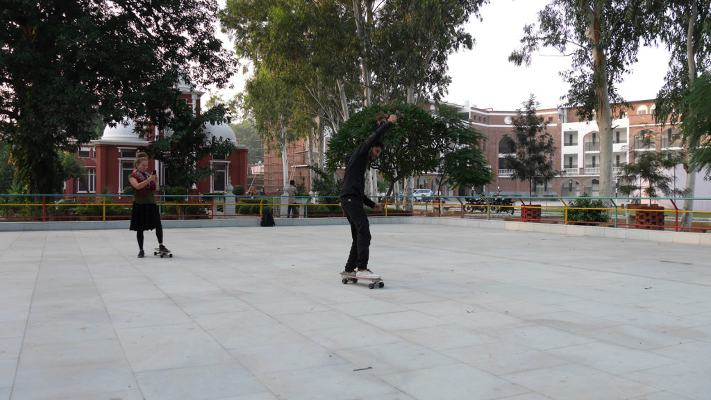 Beim Filmen von Rohans erstem Versuchen mit dem Skateboard