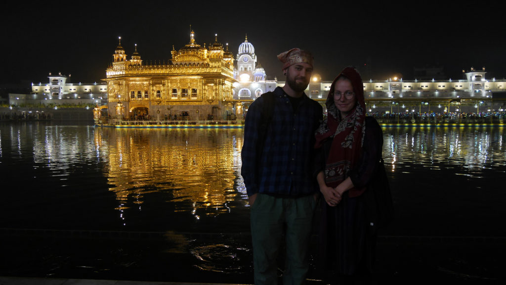 Here men have to cover their heads, too. Luckily there are these cool bandanas that one can borrow. In the background you can see a part of the queue waiting to get in to the Golden Temple.