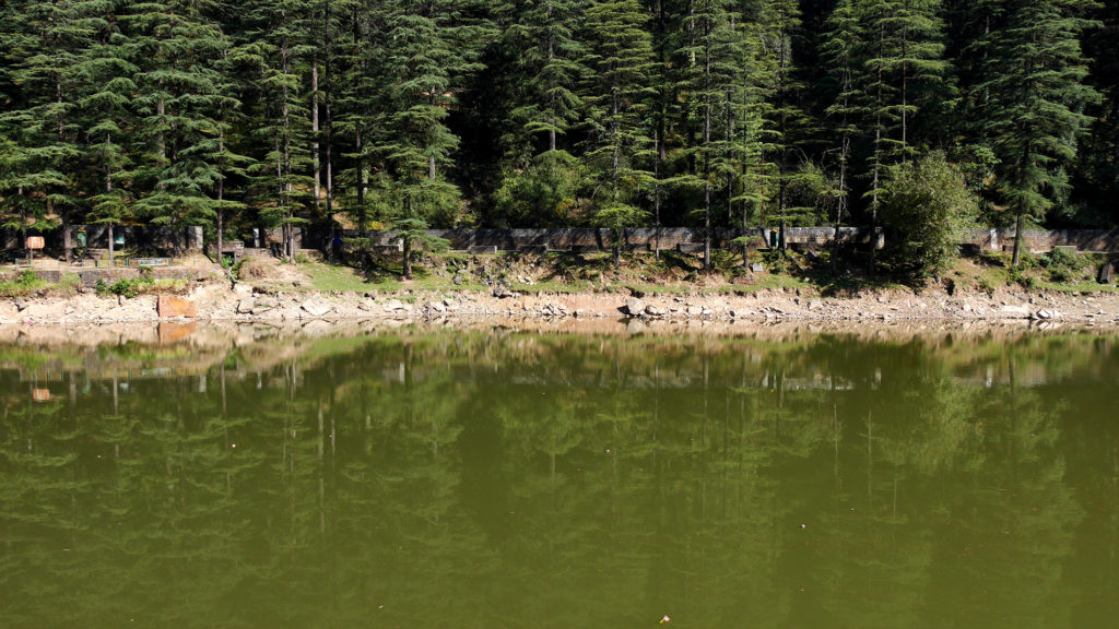 Dal-järvi. Veden väri tosiaan muistuttaa vähän dal-ruokaa