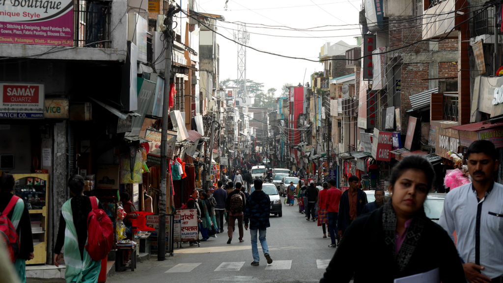 Hektische Geschäftsstraße in Palampur