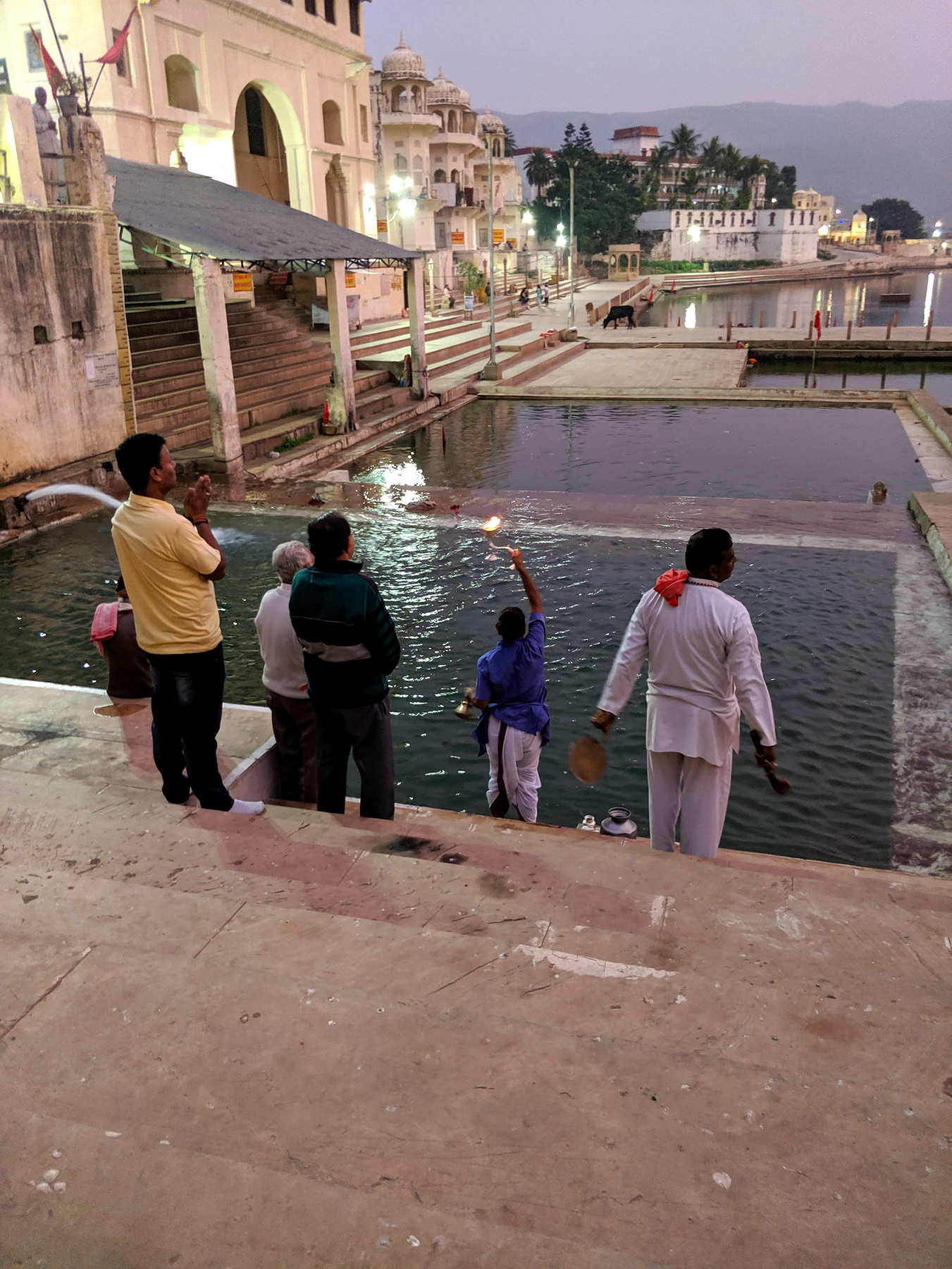 Aarti Ritual im Varah Ghat