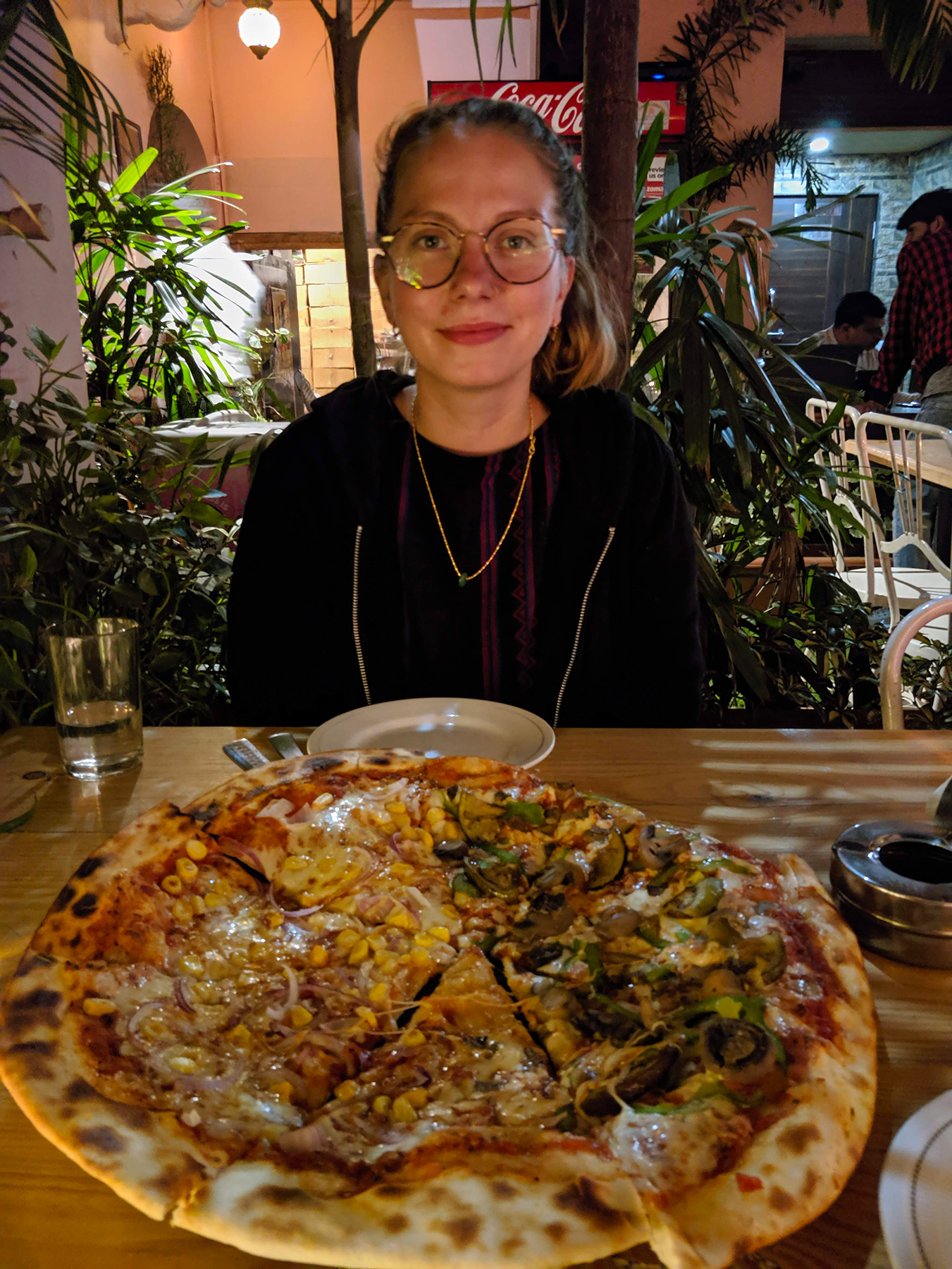 Glückliche Touristin mit ihrer Pizza