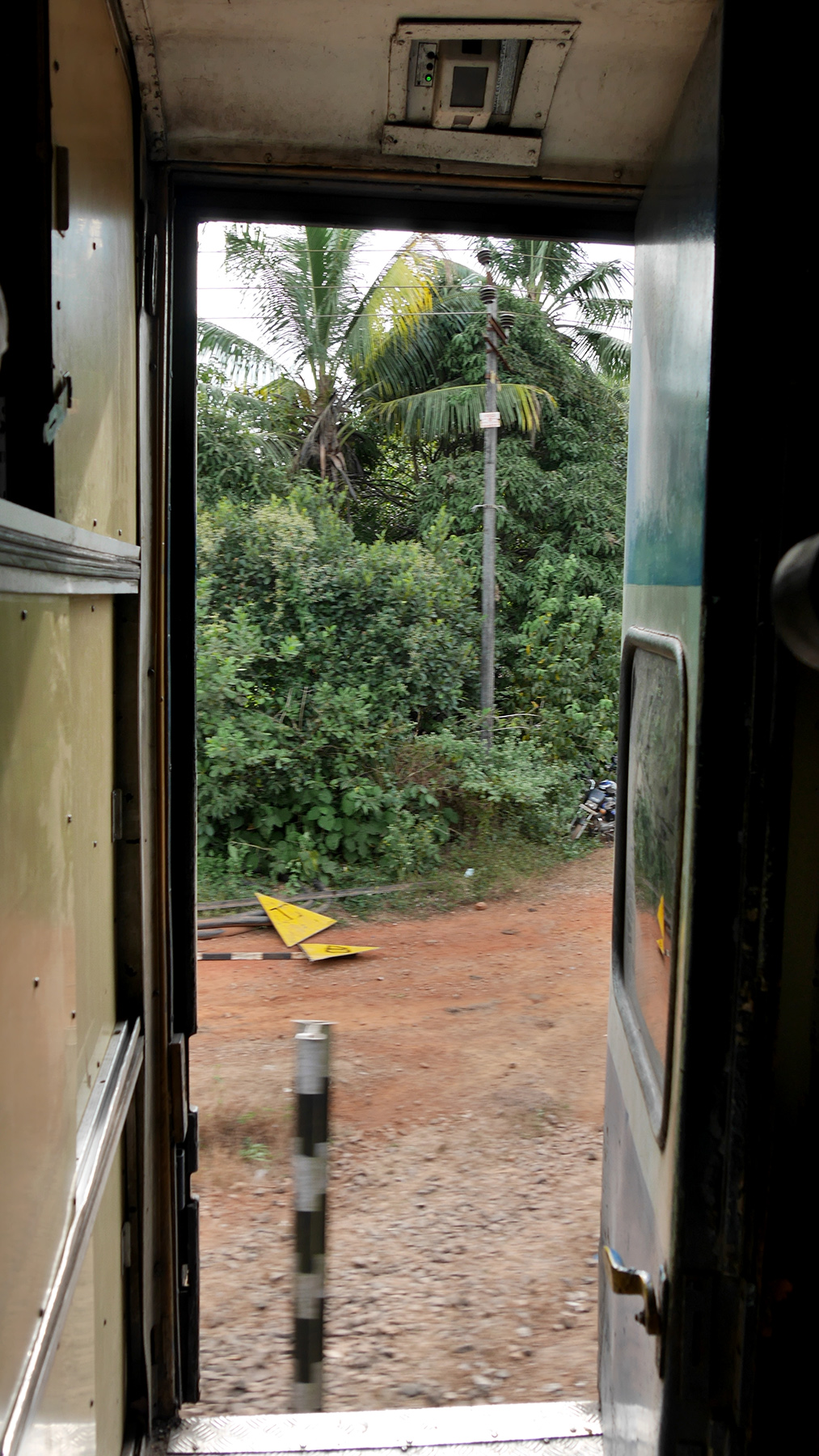 Doors in the space between the carriages are usually kept open