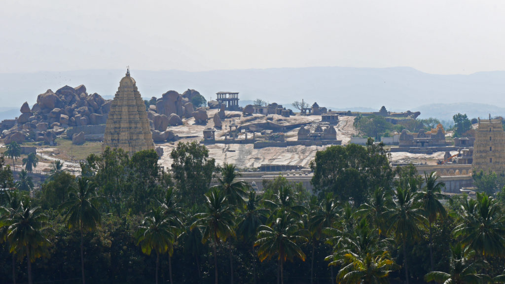 Einige der unzähligen alten Tempel in Hampi