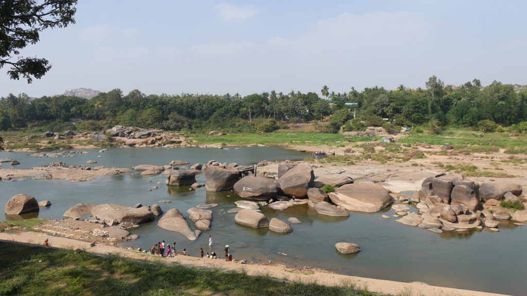 Um nach Hampi Island zu kommen, muss man den Fluss von der Tempelseite aus überqueren