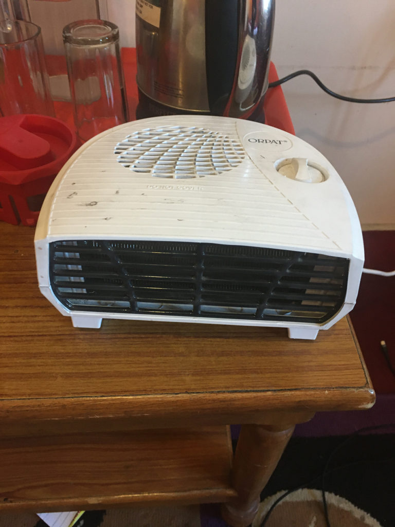 Dieses kleine, wie ein Toaster aussehende Gerät hielt unser Zimmer erträglich warm