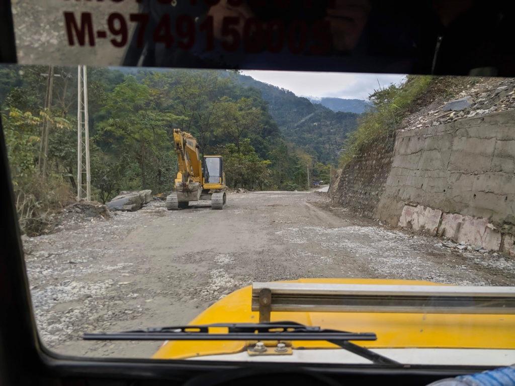 Auf dem Weg von Pelling nach New Jalpaiguri - Es gab wieder mal einige Baustellen