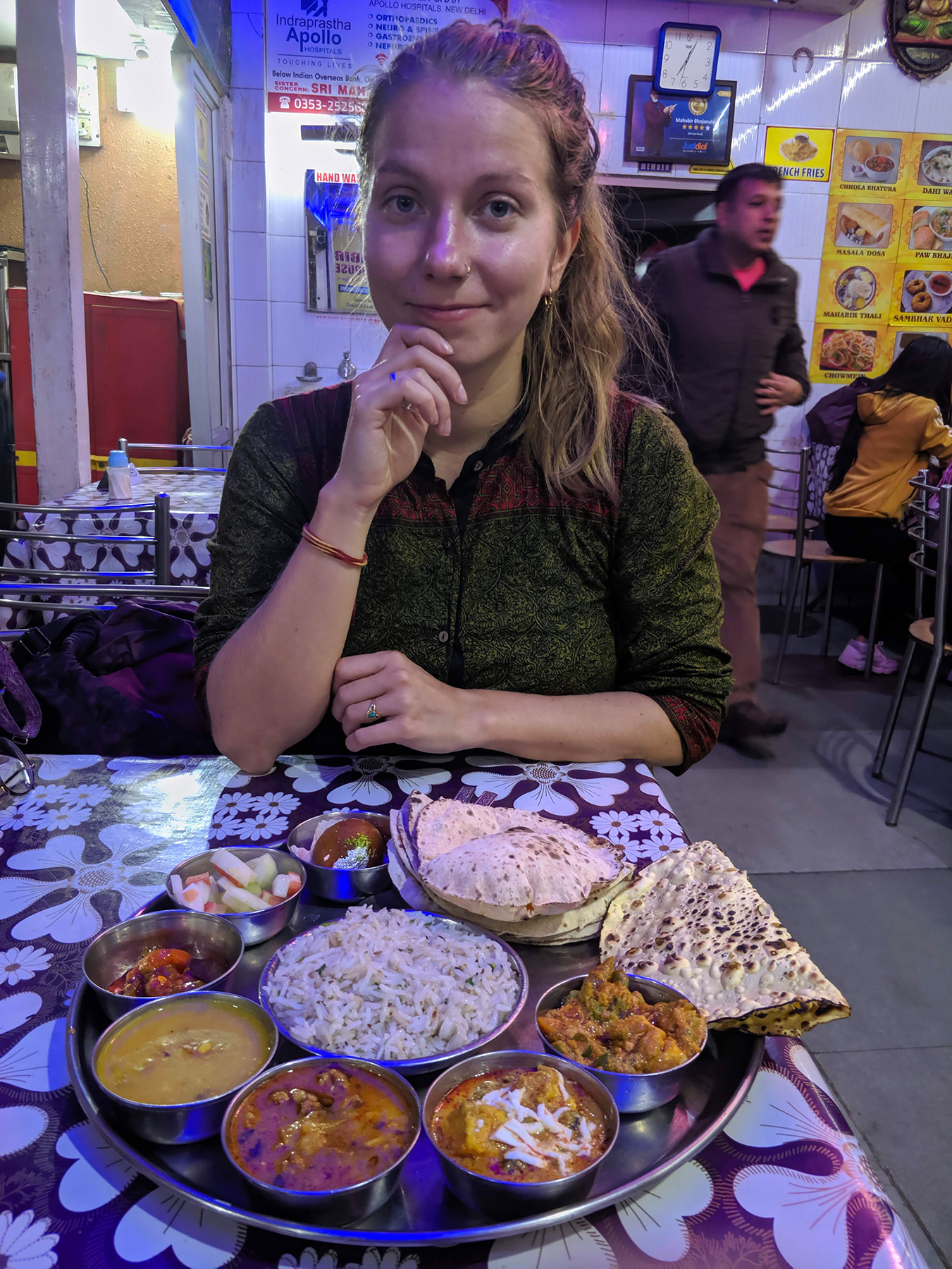 Dieses Thali in New Jalpaiguri war groß genug für uns zwei als Abendessen