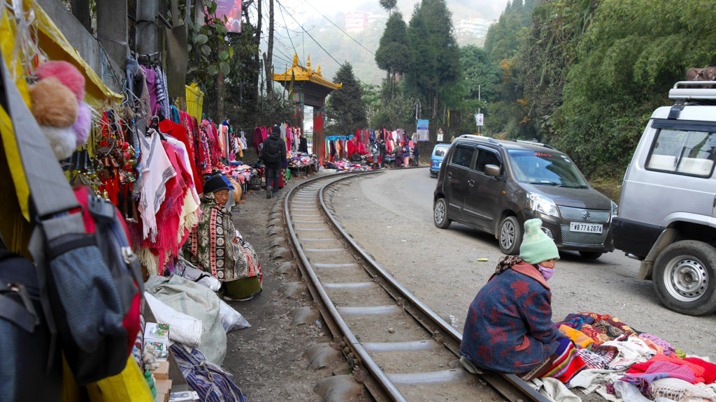 Kleiner Markt auf den Schienen der Schmalspurbahn in Ghoom 