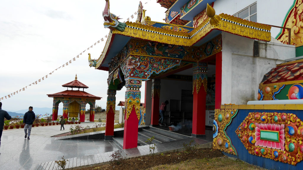 Eingang zum Tempel unter der Statue