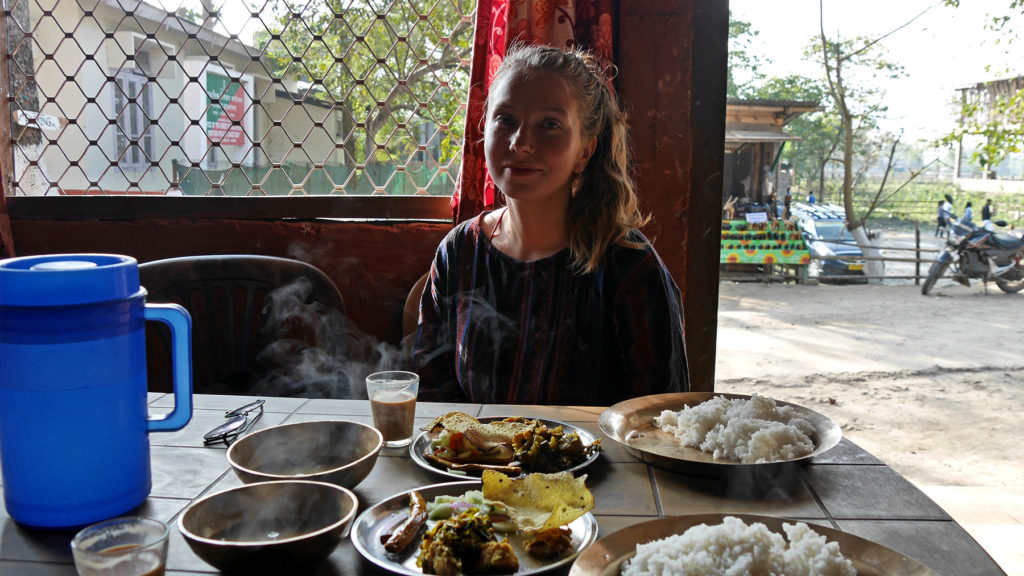 Vor unserer Tour holten wir uns ein schnelles Mittagessen neben dem Eingang - Unser zweites assamesisches Thali!