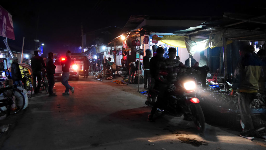 Der Markt in Mayong, wo wir für die Geburtsfeier am Abend eingekauft haben