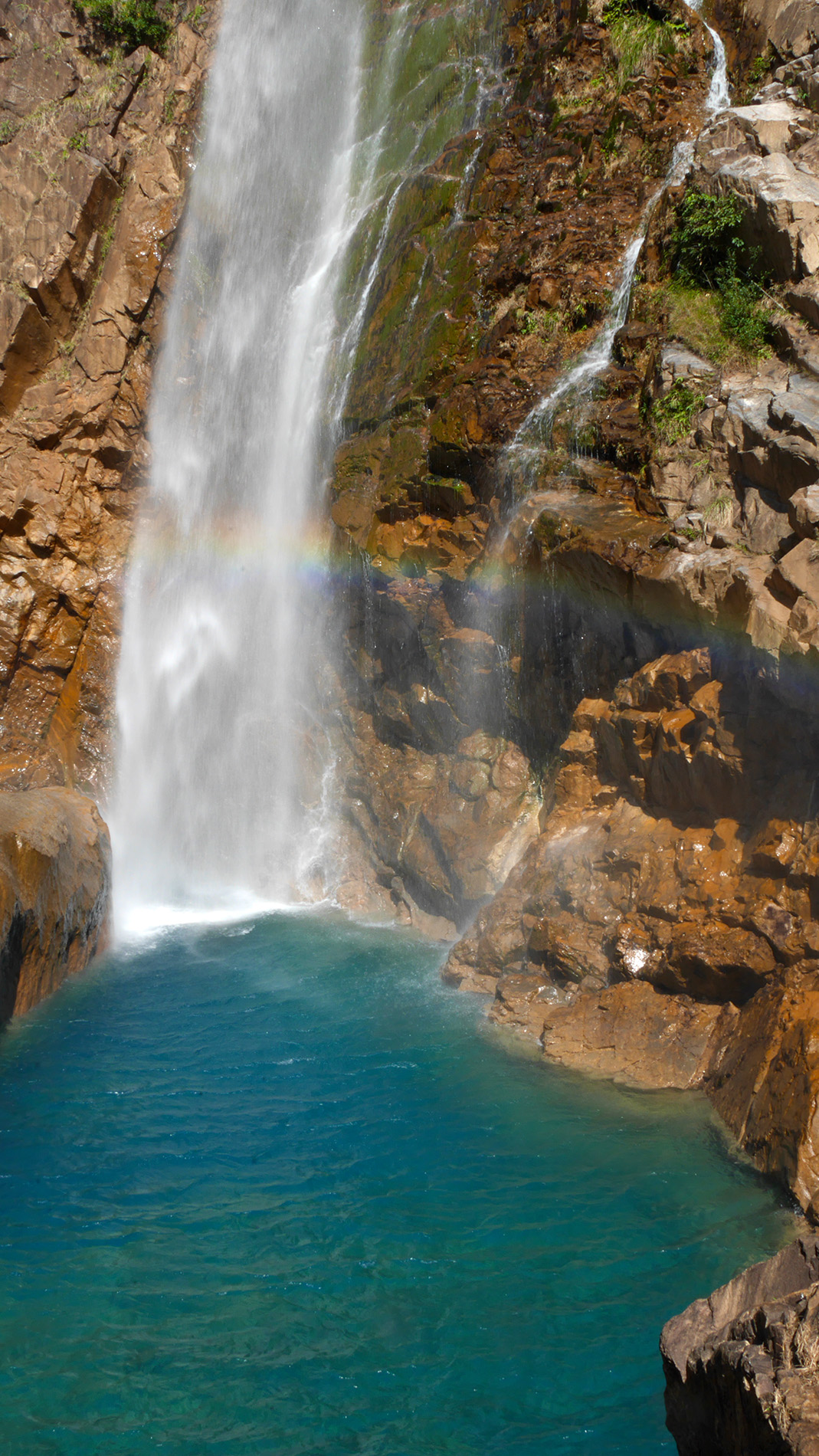 Der Wasserfall trägt den Namen, weil man im Wasserfall einen Regenbogen sehen kann, wenn die Sonne aus dem richtigen Winkel darauf scheint 