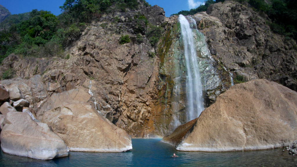 Ein Bad im Wasserfall zum Abkühlen!