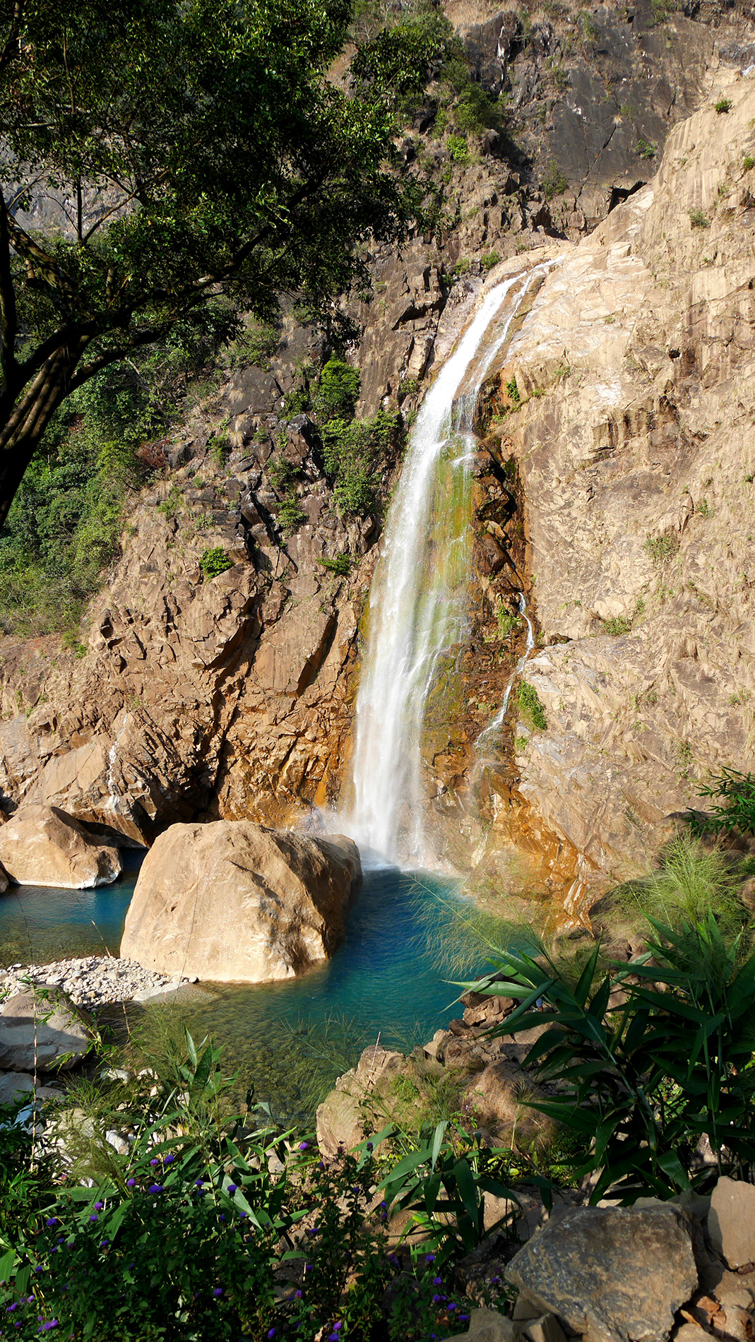 Wasserfall versteckt im tiefen Dschungel