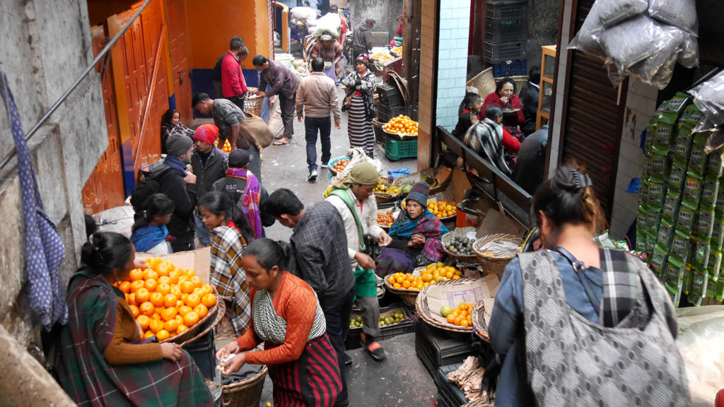 Obsthändlerinnen auf dem Markt von Shillong