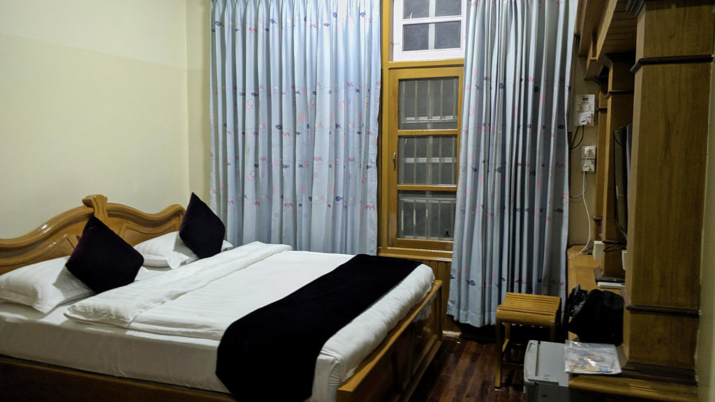 Thein-hotellin pramea huone (meidän mittapuulla)