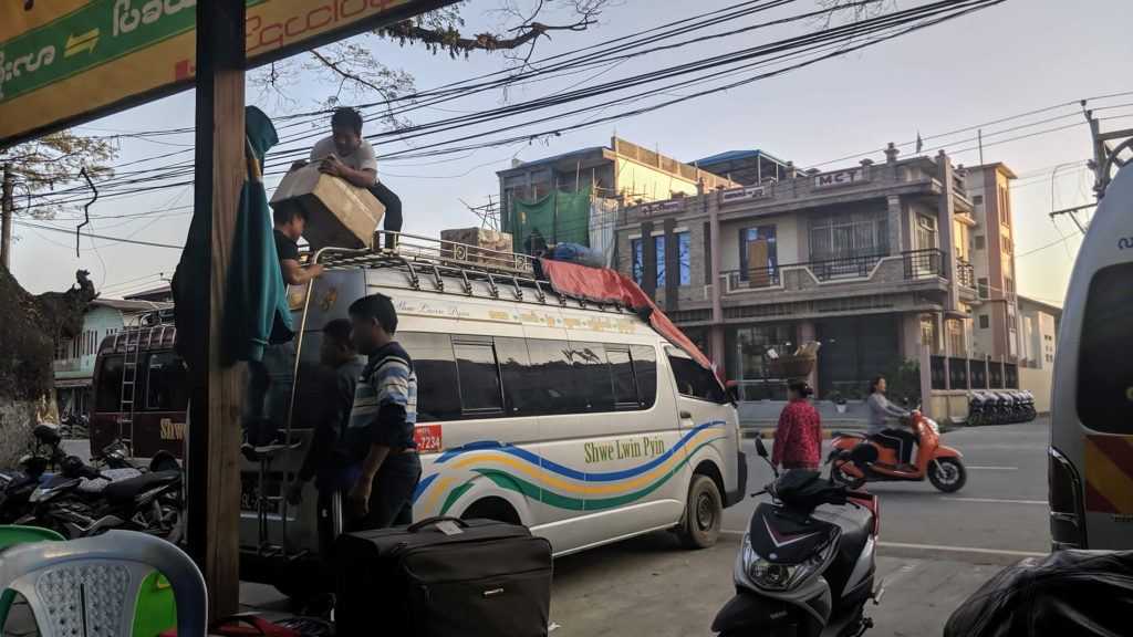 Unser Kleinbus wird Kalay-Busstand vollgepackt