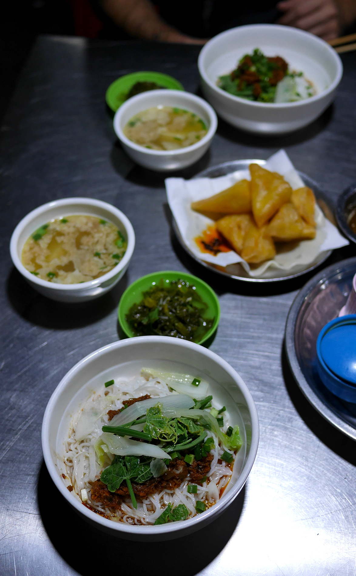 Shan Noodles consist of rice noodles, green vegetables, herbs, peanuts and a sauce that reminds us a little bit of pesto rosso. Be aware, that there are also meaty versions of this dish, so remember to say "ta ta lo" if you want to have it vegetarian.