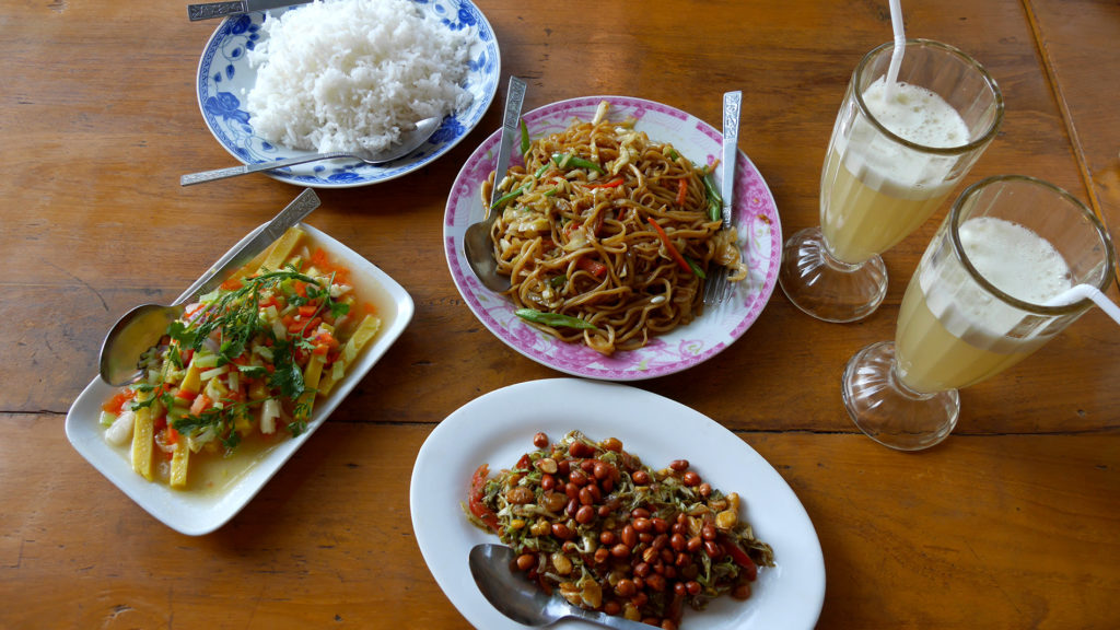 Unser erstes Mittagessen in Yar Pyi - Wir haben  begonnen, besonders die burmesischen Salate zu lieben!