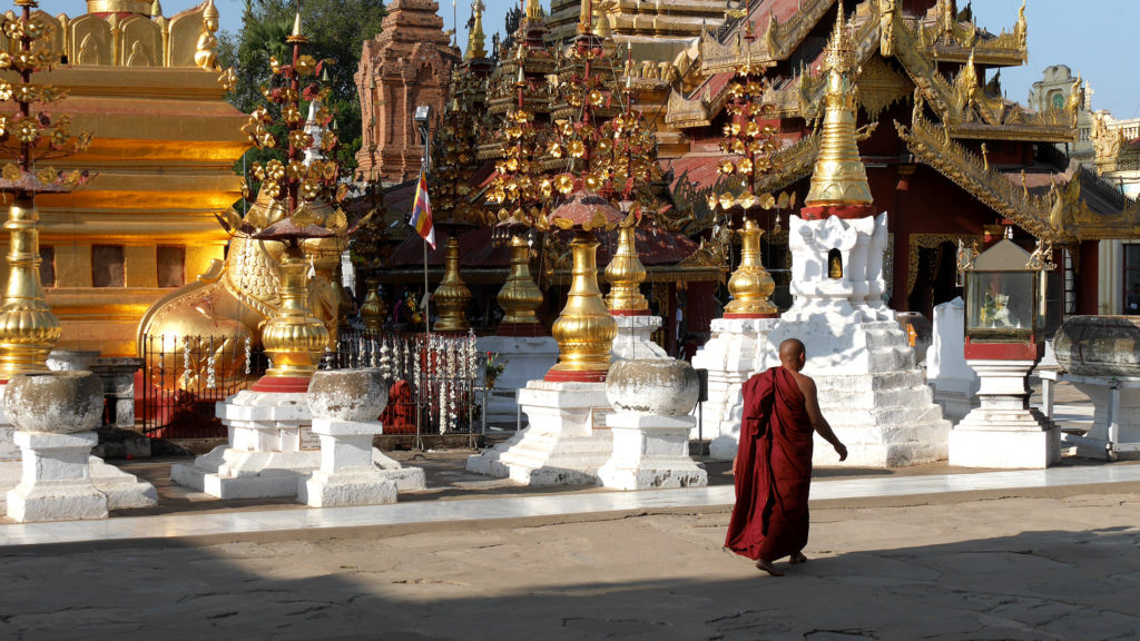 Mönche bei ihrer täglichen Arbeit in der  Shwezigon Pagoda