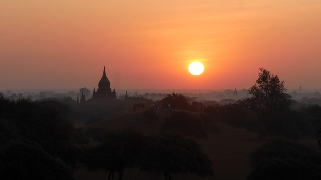 Der Sonnenaufgang in Bagan vom Sulamuni-Hügel aus gesehen