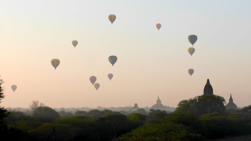 Es gab Dutzende von Heißluftballons, die zeitleich mit der Sonne aufstiegen