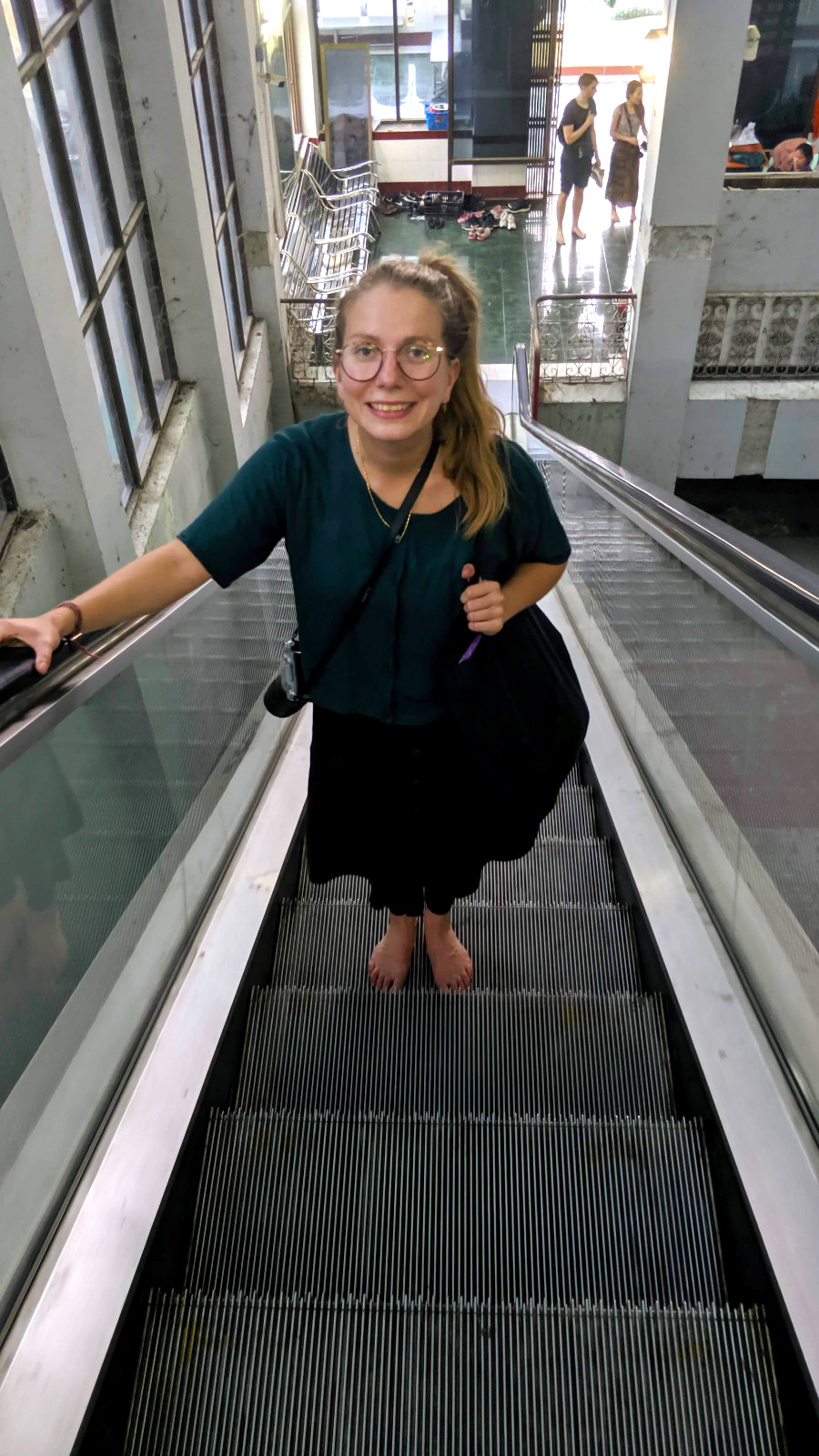 Johanna freute sich auch, mal wieder auf einer Rolltreppe zu stehen