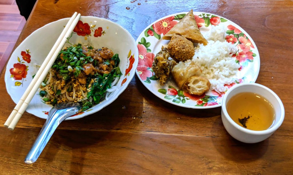 Köstliches vegetarisches Frühstück im Shwe Gu Gu Hotel: Shan-Noodles, frittierte Leckereien und grüner Tee