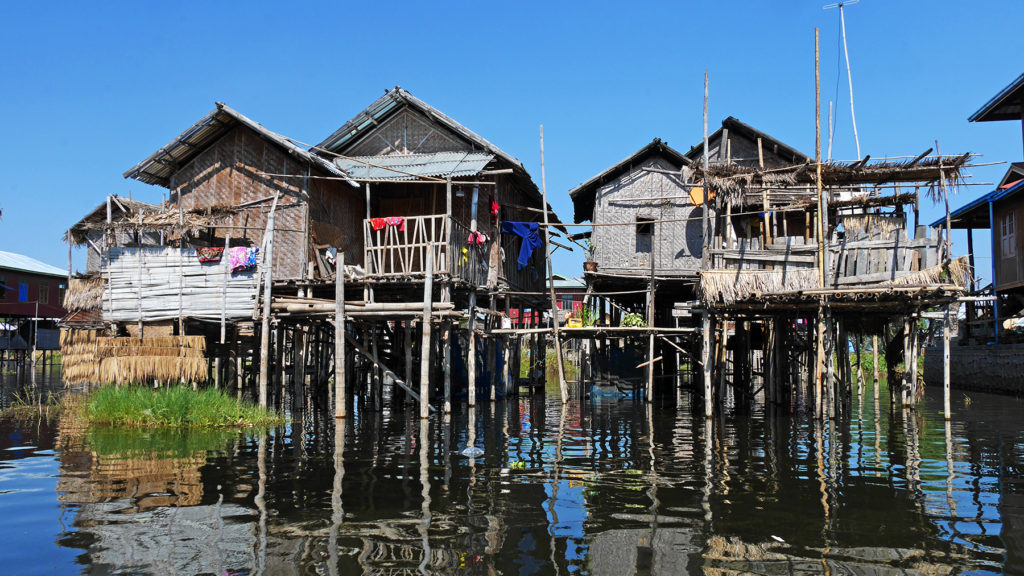 Veden päälle rakennettuja taloja Inle-järvellä