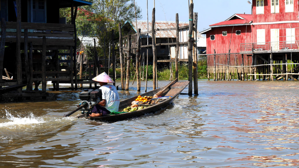 Vihannesmyyjä Inle-järvellä